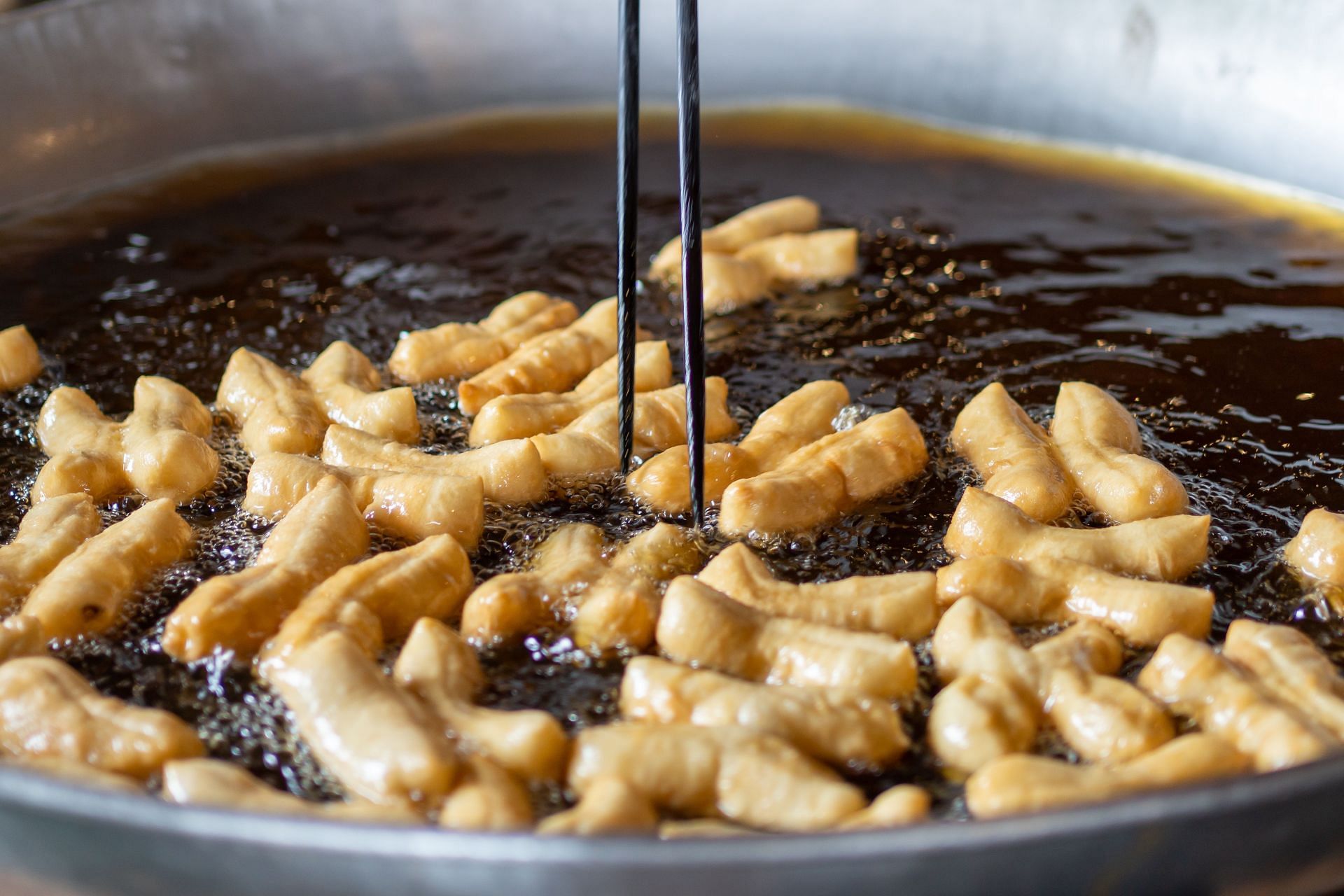 For deep frying, it is advisable to check how many times a particular oil can be reused (Image via Pexels/Rathaphon Nanthapreecha)